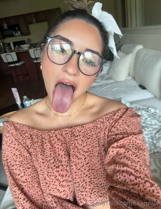 Slut loves showing off her tongue #TdYvuKOi