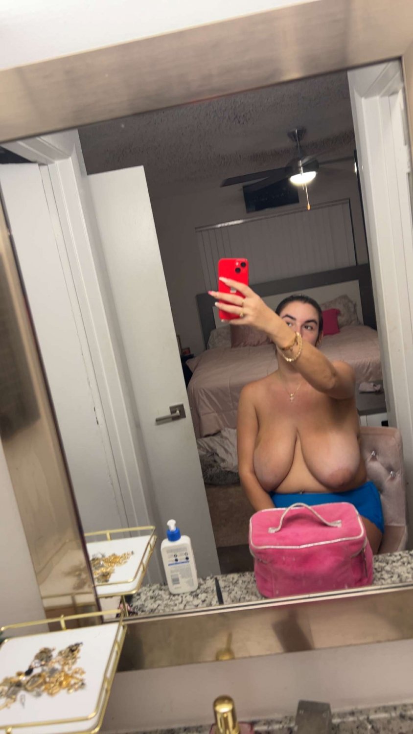 She’s got some of the nicest hangers #FNvyMzkH