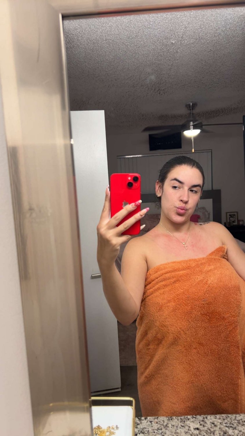 She’s got some of the nicest hangers #IvLF0uhE